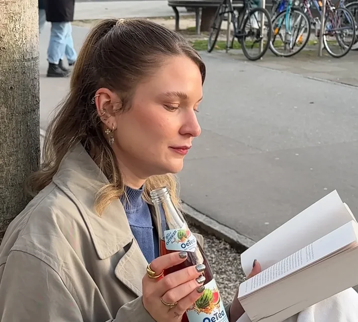 Creatorin mit OeTTINGER-Getränk und einer geöffneten Box.