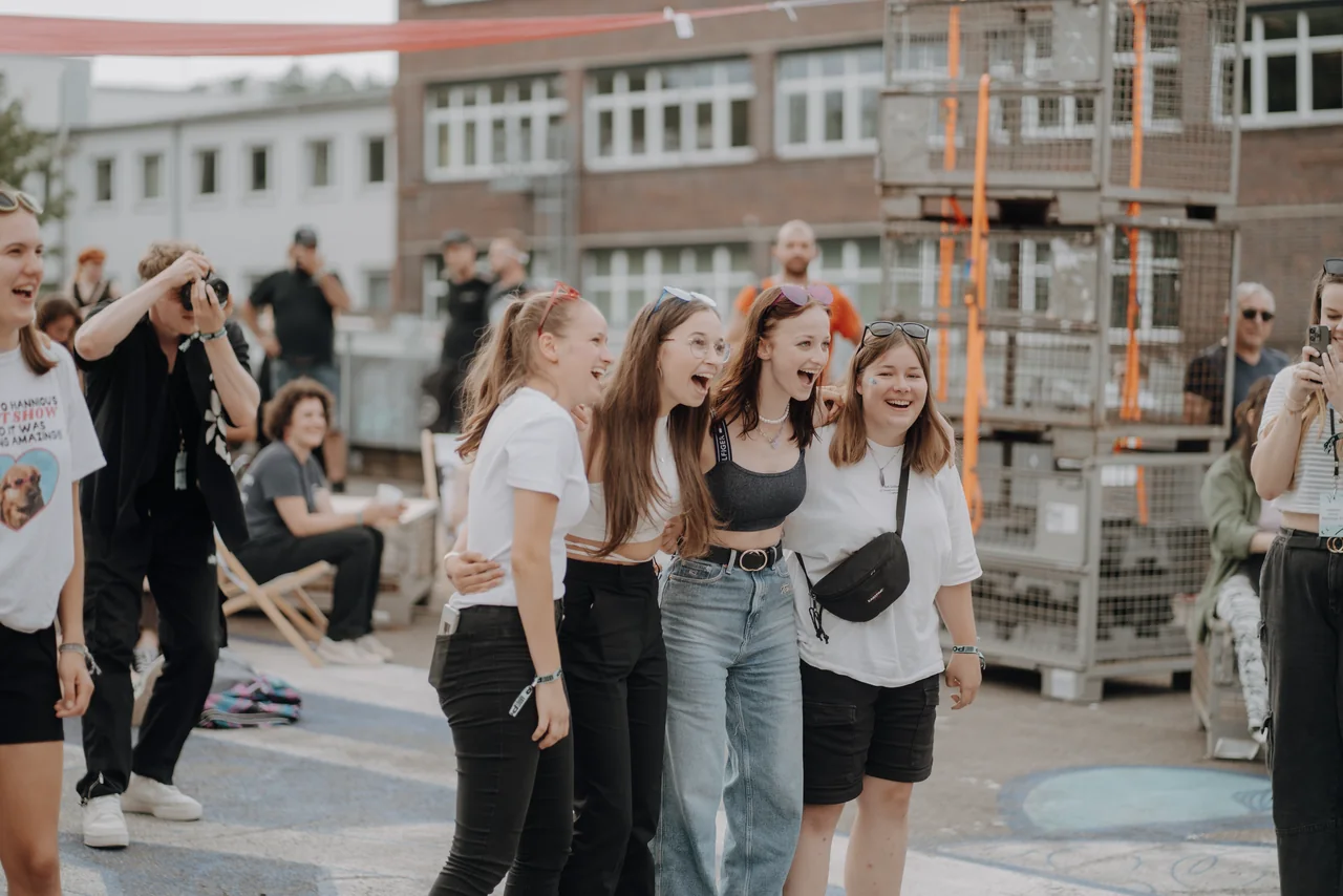 Festivalgäste bei ABOUT POP unter freiem Himmel.