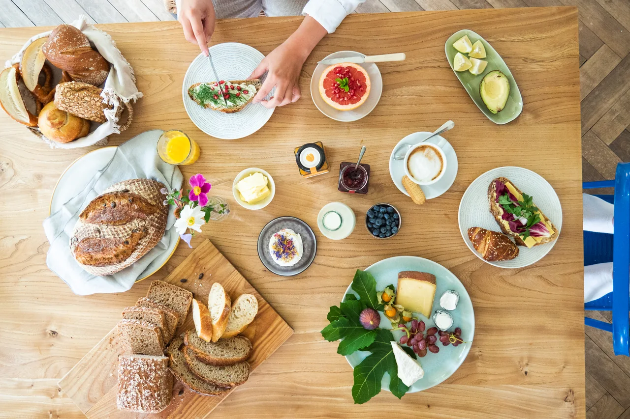 Frühstückstisch mit Backwaren der Bäckerei Treiber