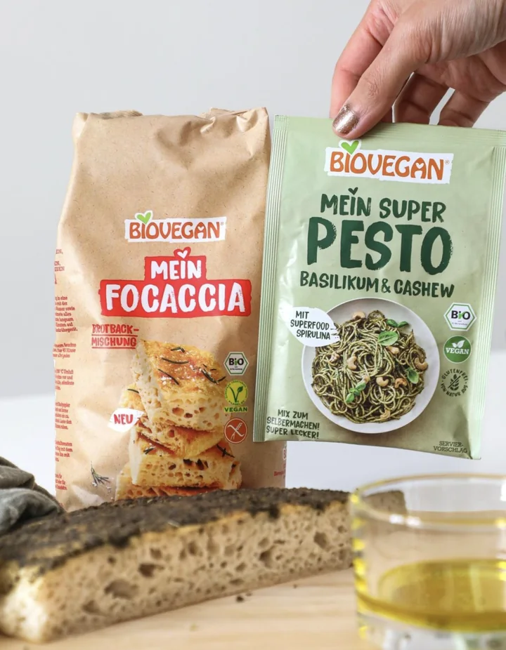Focaccia und Pesto von Biovegan mit frisch angerichtetem Brot.
