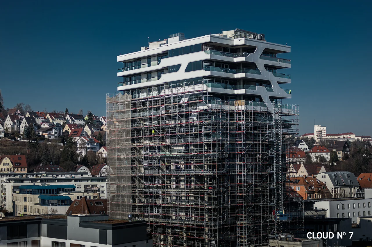 Cloud No.7 im architektonischen Kontext während der Bauphase.