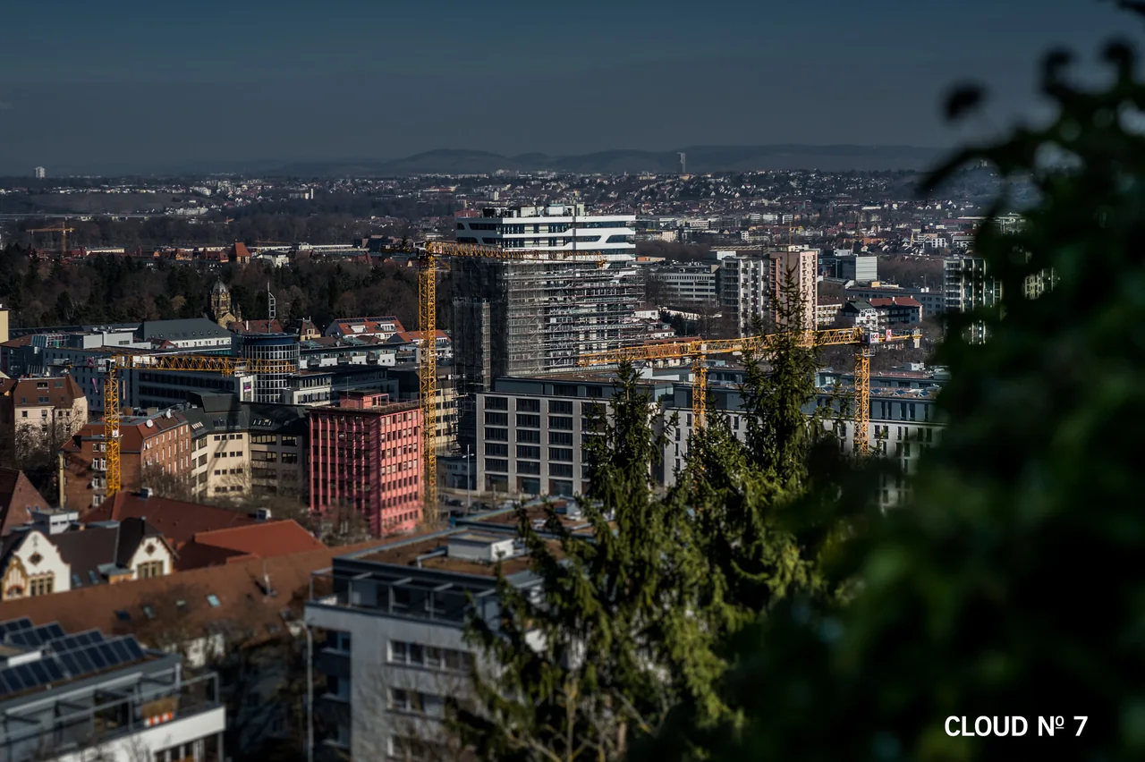 Cloud No.7 und das Stuttgarter Stadtbild im Panorama.