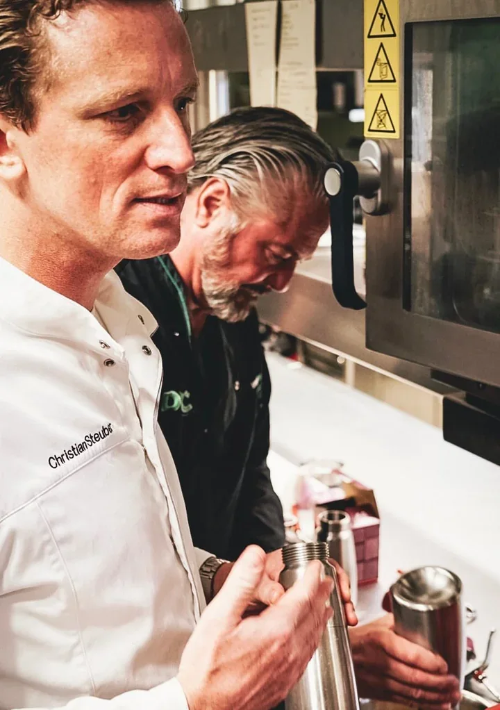 Koch und Produktanwender arbeiten mit einem iSi-Gourmet-Whip in der Küche.