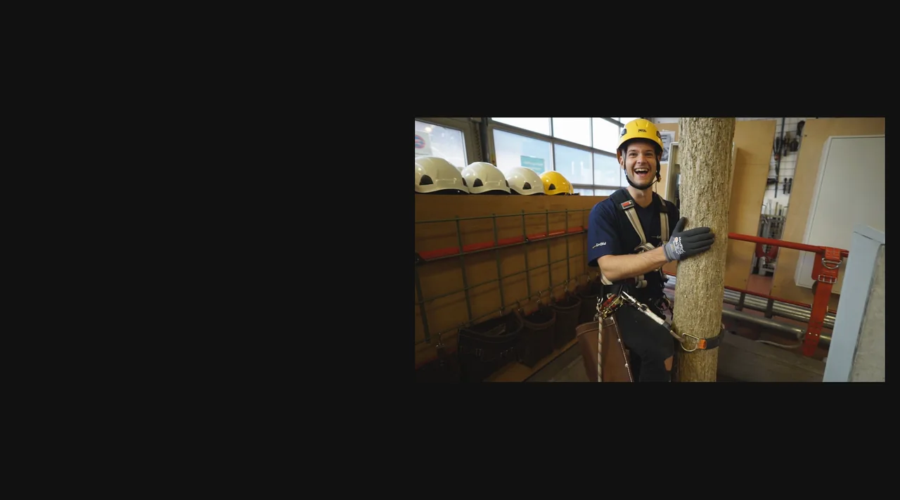 Inscope21 mit Schutzhelm und Klettergurt bei einer praktischen Aufgabe in der EnBW-Ausbildung.