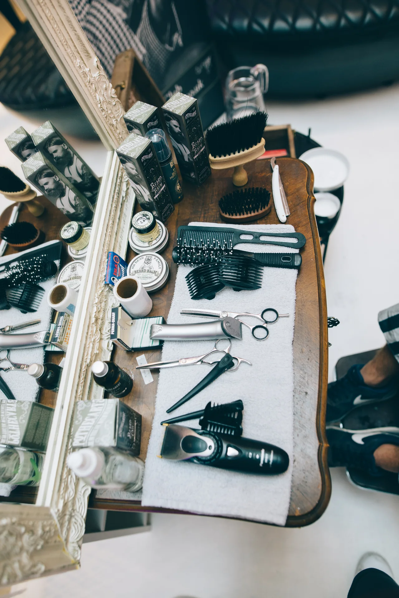 Werkzeuge und Produkte an einer Beauty-Station.