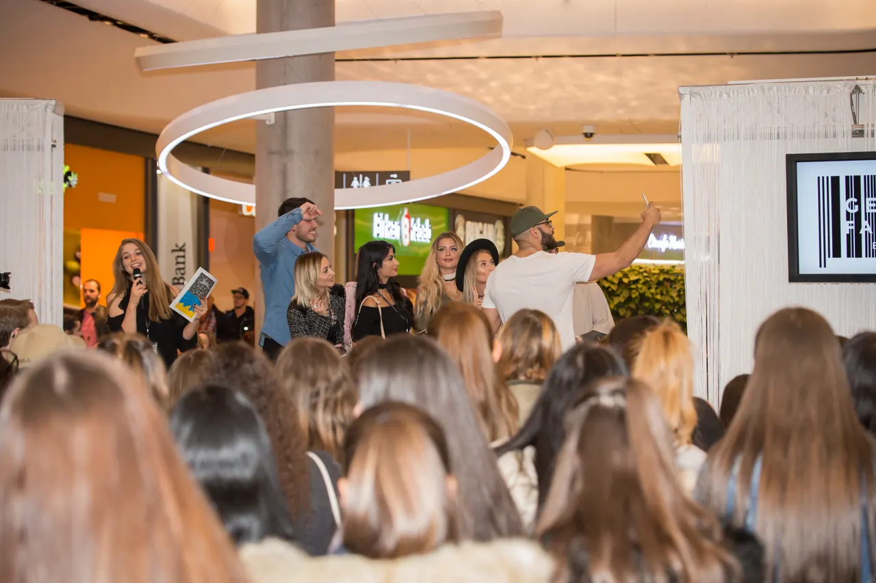 Besucher verfolgen das Fashion-Panel im Gerber.