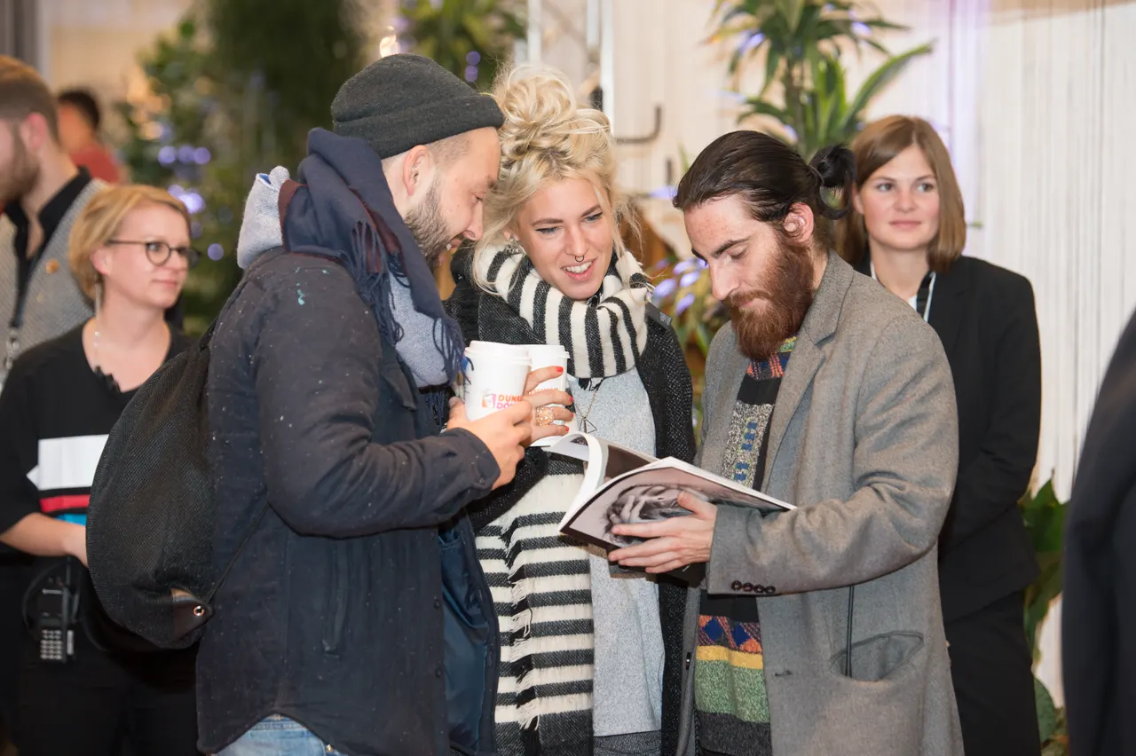 Creator und Besucher kommen bei der Fashion Experience ins Gespräch.