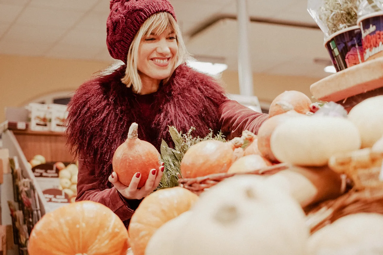 Creatorin erlebt einen herbstlichen Marktmoment mit Kürbissen – aus der ersten innogy-Kampagnenwelle