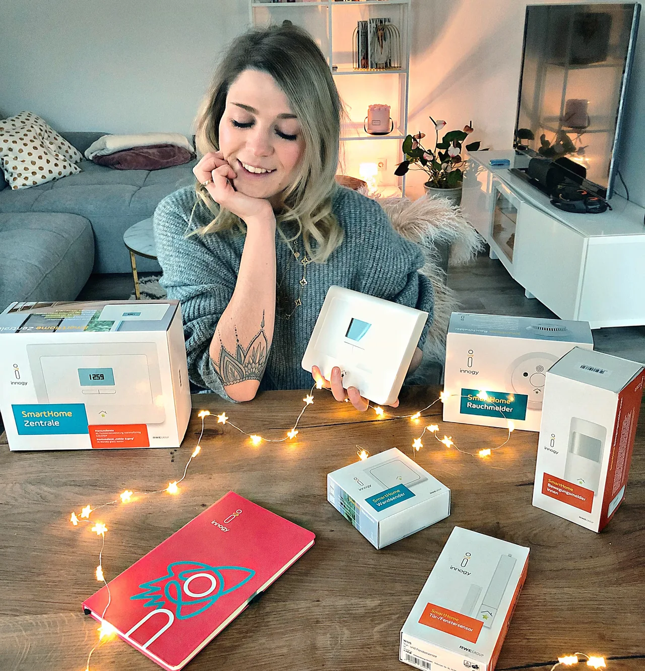 Creatorin zwischen innogy SmartHome-Geräten und Produktverpackungen