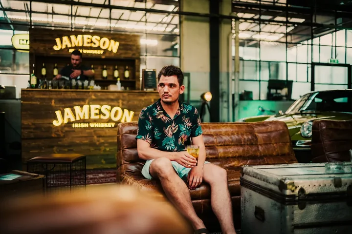 Gast an der Jameson-Bar im Hidden Cinema