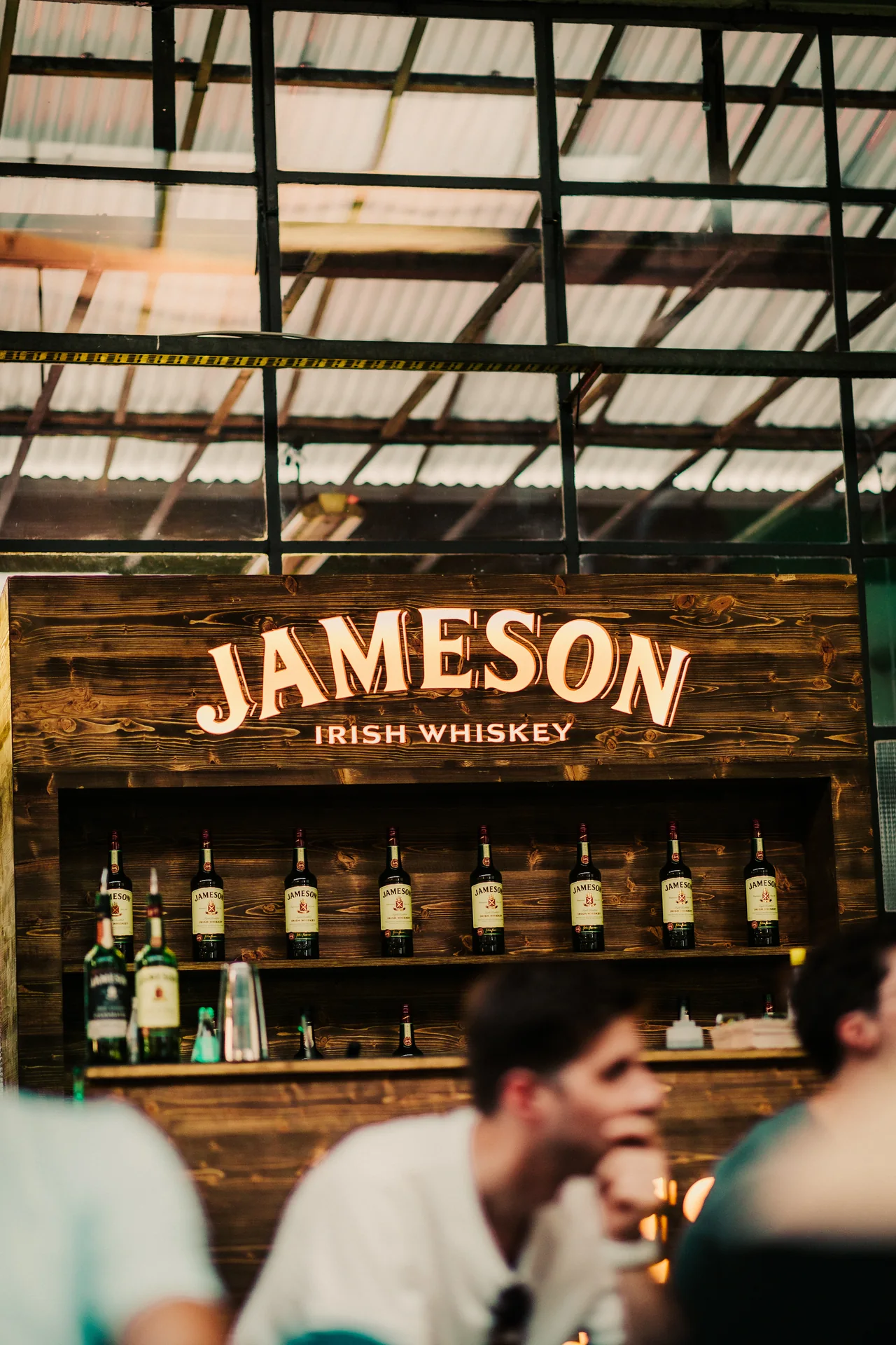 Jameson-Leuchtschild und Gäste im Eventraum