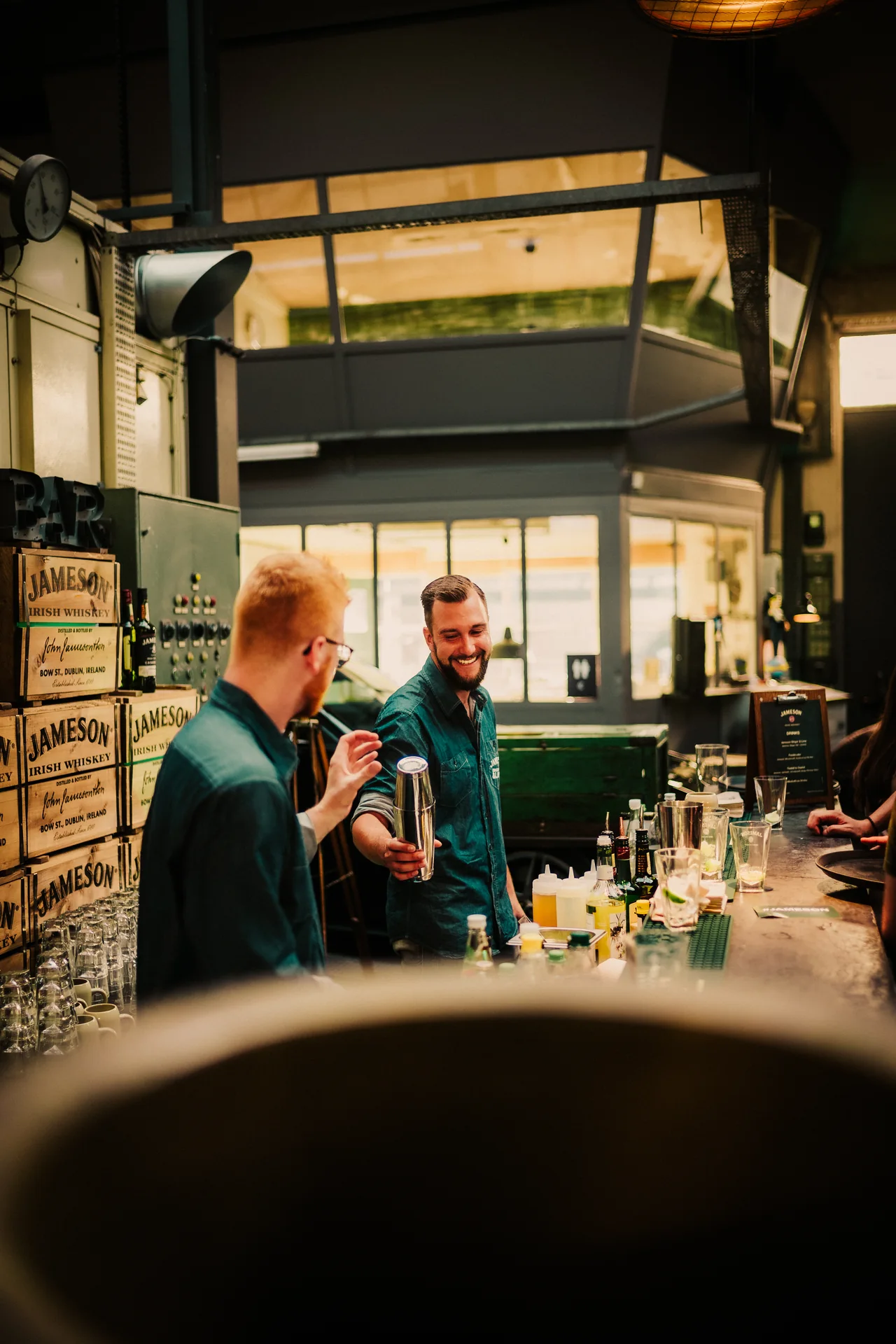 Gast und Barkeeper im Jameson Hidden Cinema