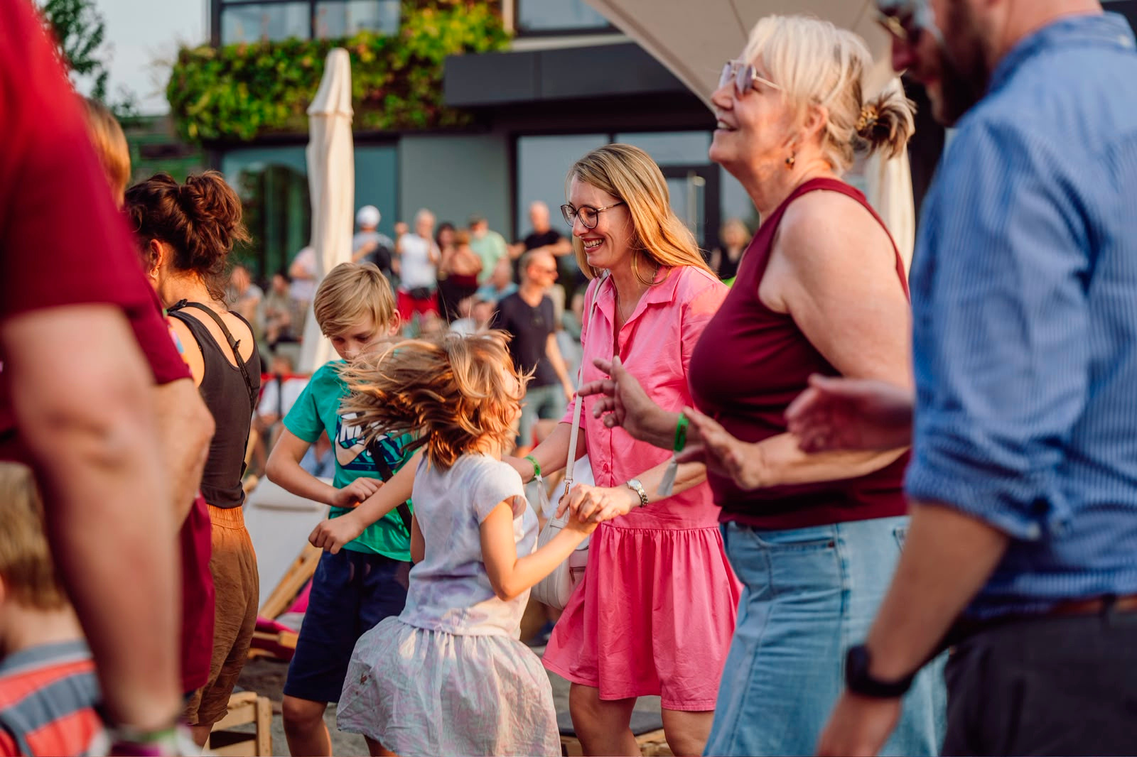 Festivalgäste im Austausch