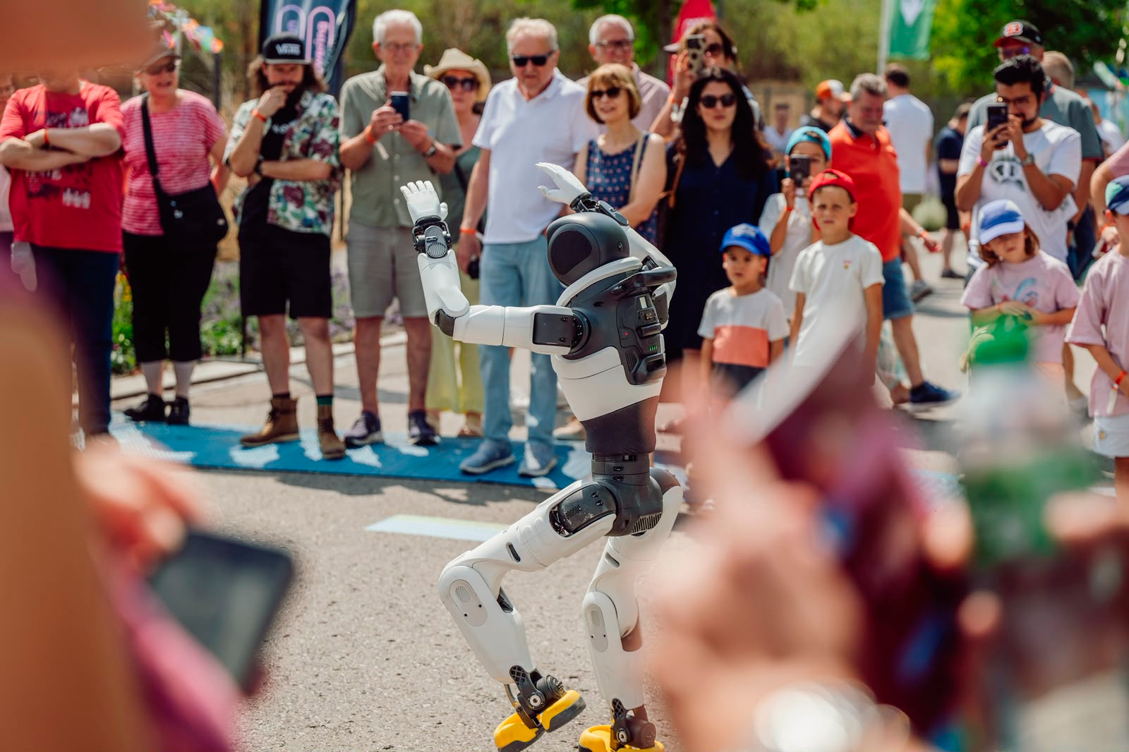 Roboter vor Publikum