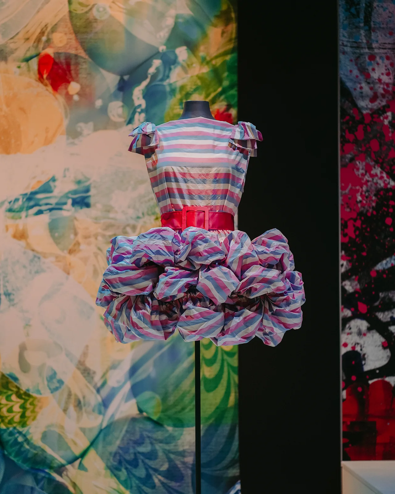 Gestreiftes Ausstellungsstück mit roter Schärpe im Landesmuseum Württemberg.