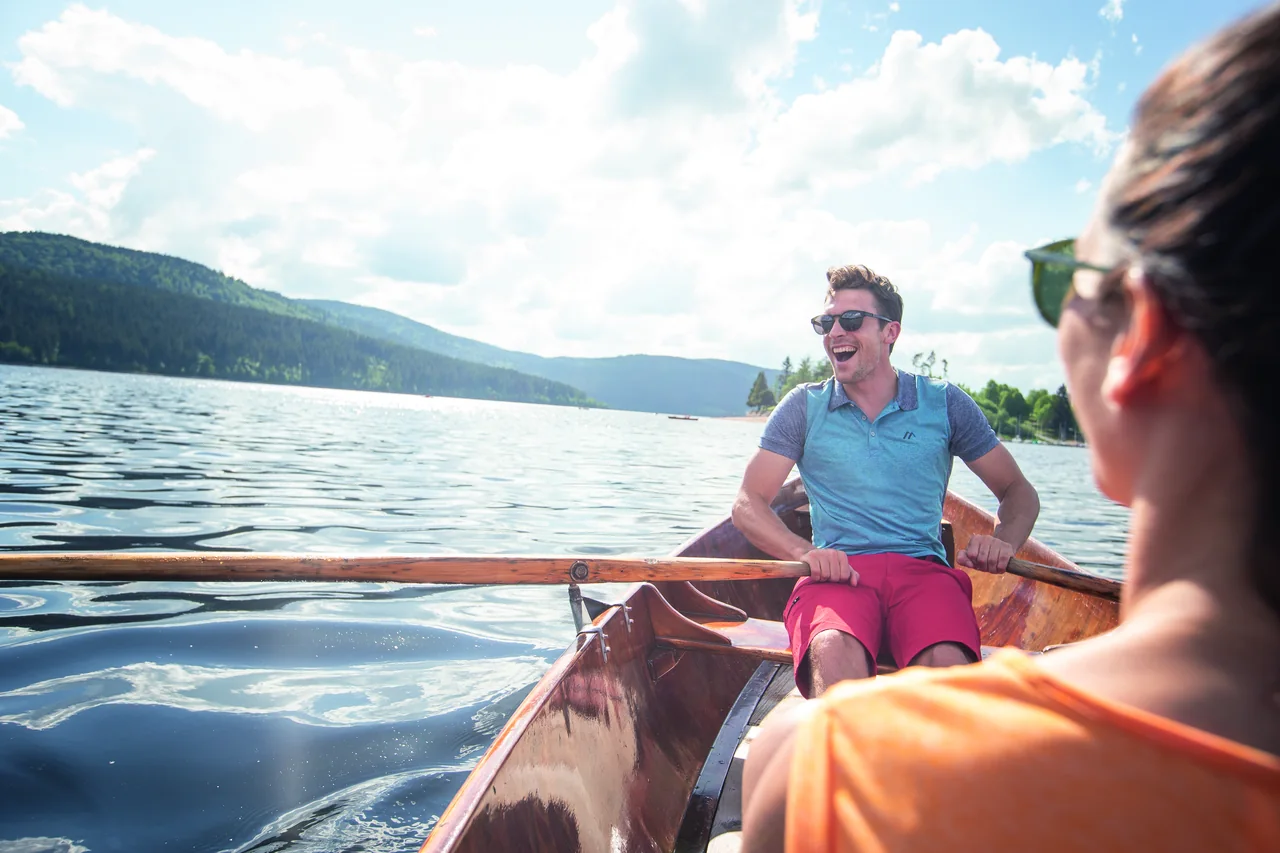 Person auf einem Boot in einem sommerlichen Outdoor-Motiv.
