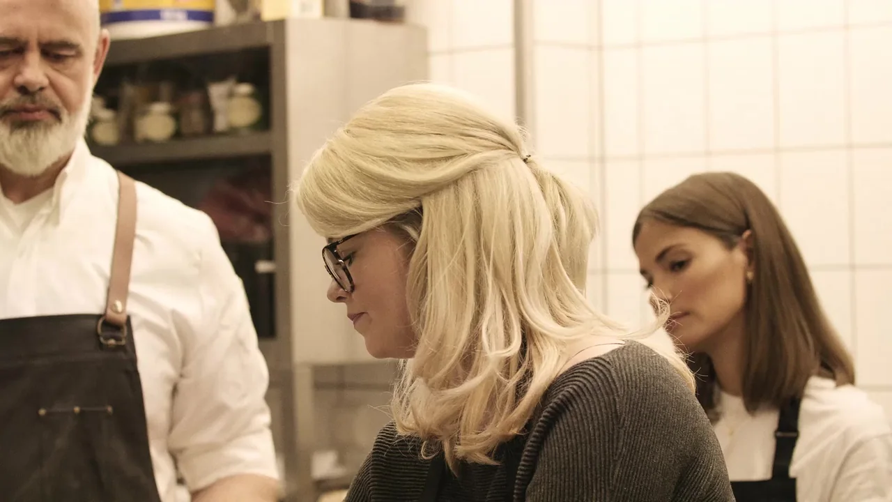 Creator arbeitet in einer Küche im Rahmen der MICHELIN Guide Sterneverleihung