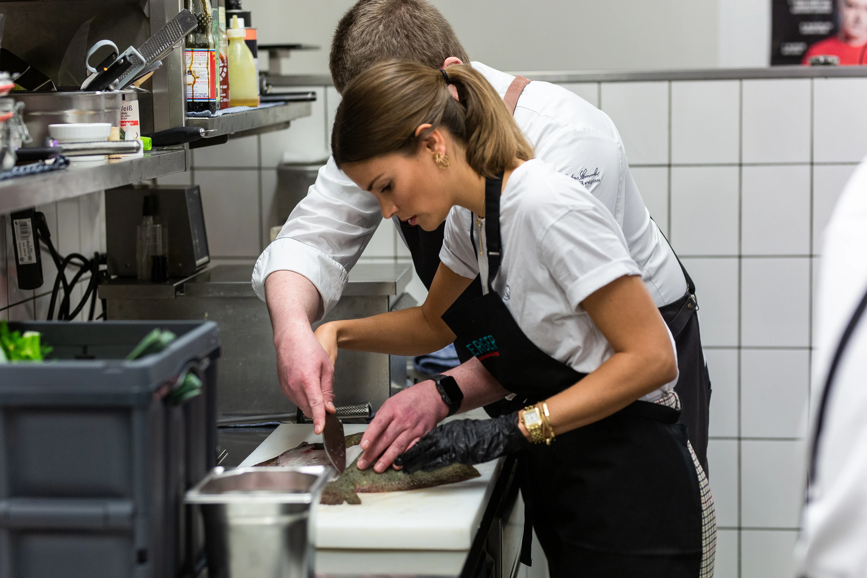 Creatorin und Koch beim Kochtag des MICHELIN-Guide-Projekts.
