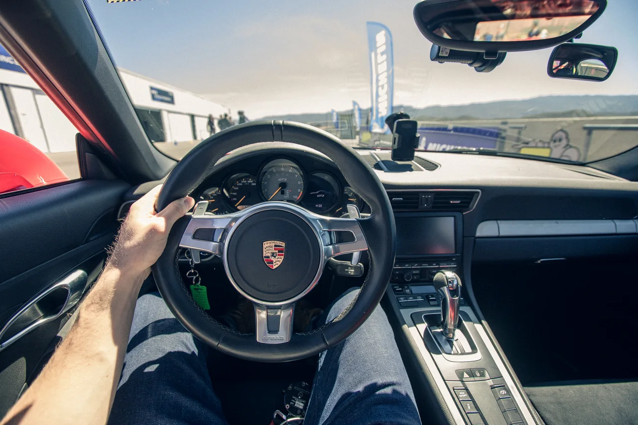 Blick aus dem Cockpit auf die Fahrstrecke.