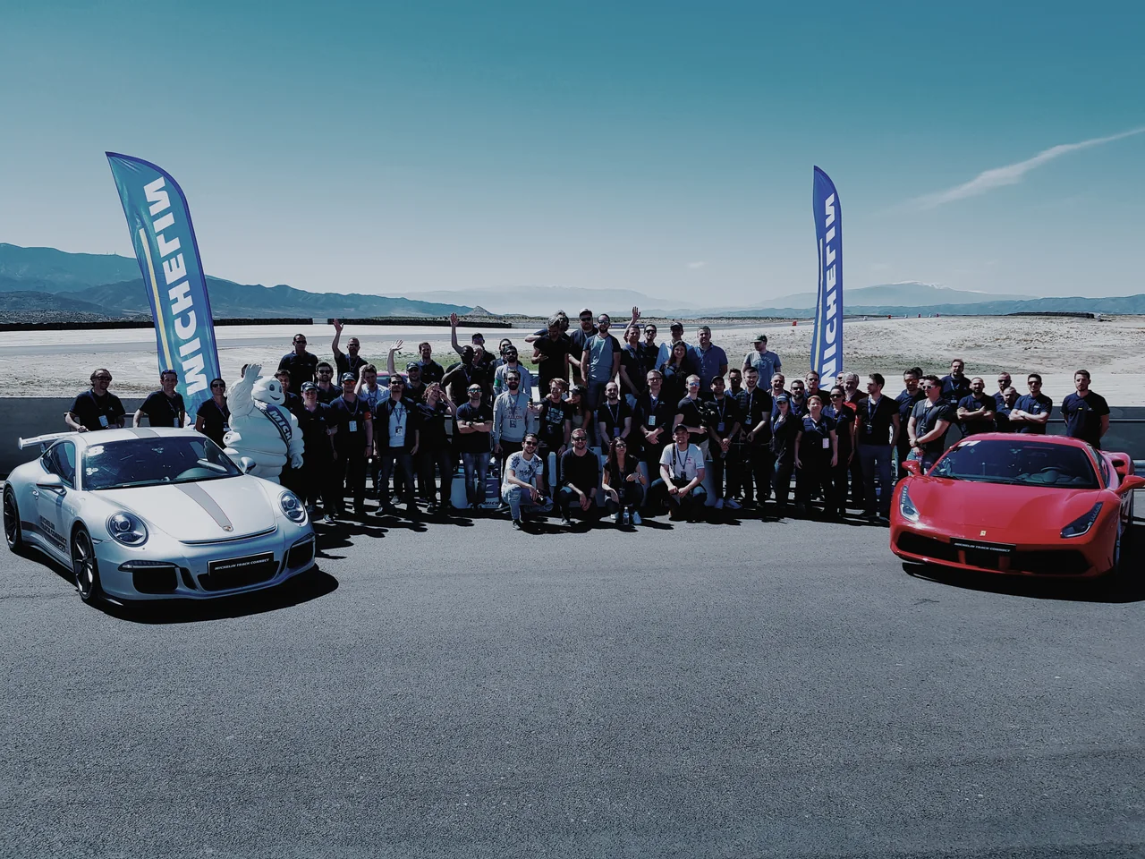 Teilnehmende mit Fahrzeugen beim MICHELIN-Event.
