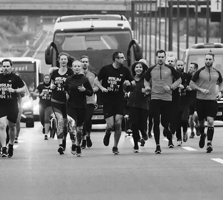 Läuferinnen und Läufer starten gemeinsam zum Under-Armour-Run.