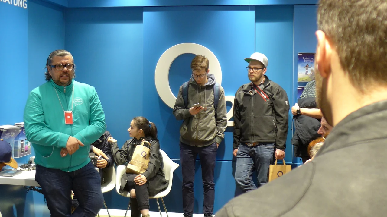 Creator im Austausch mit einem o2 Guru im o2 Shop.