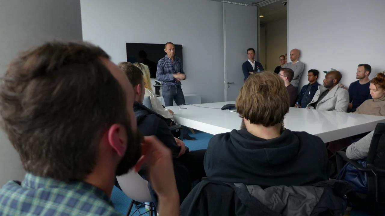 Creator hören einem Vortrag beim o2 Influencer Day zu.