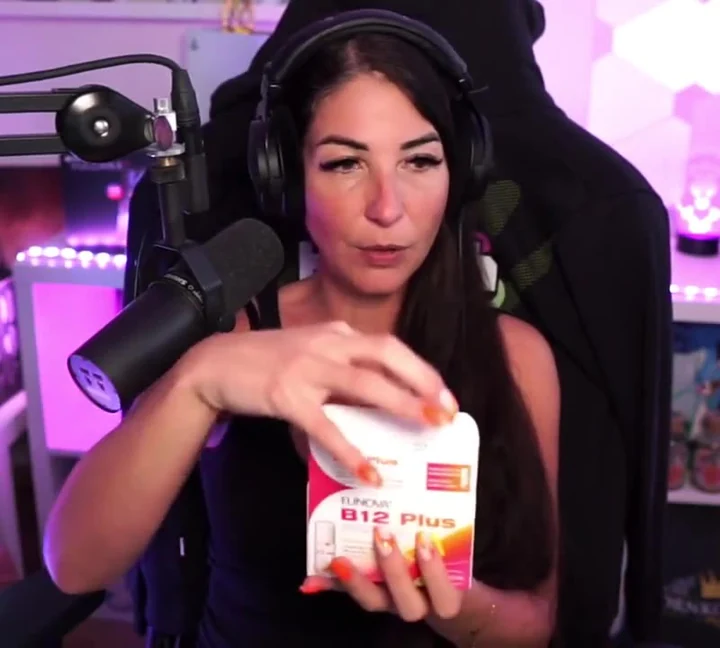 Creatorin stellt EUNOVA B12 PLUS im Stream vor.