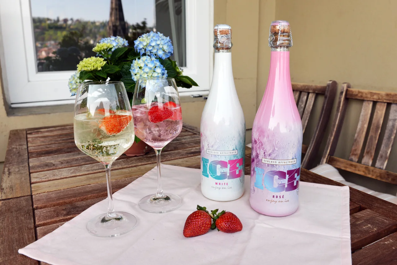 Sommerliches Produktarrangement mit zwei Schloss-Affaltrach-Flaschen.