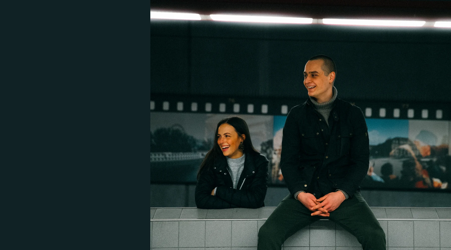 Zwei junge Menschen an einer Stuttgarter Stadtbahnhaltestelle – Originalmotiv aus dem SSB-Shooting.