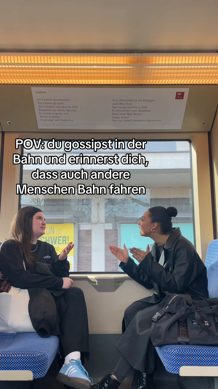 Zwei Fahrgäste im originalen SSB-TikTok aus der Straßenbahn.
