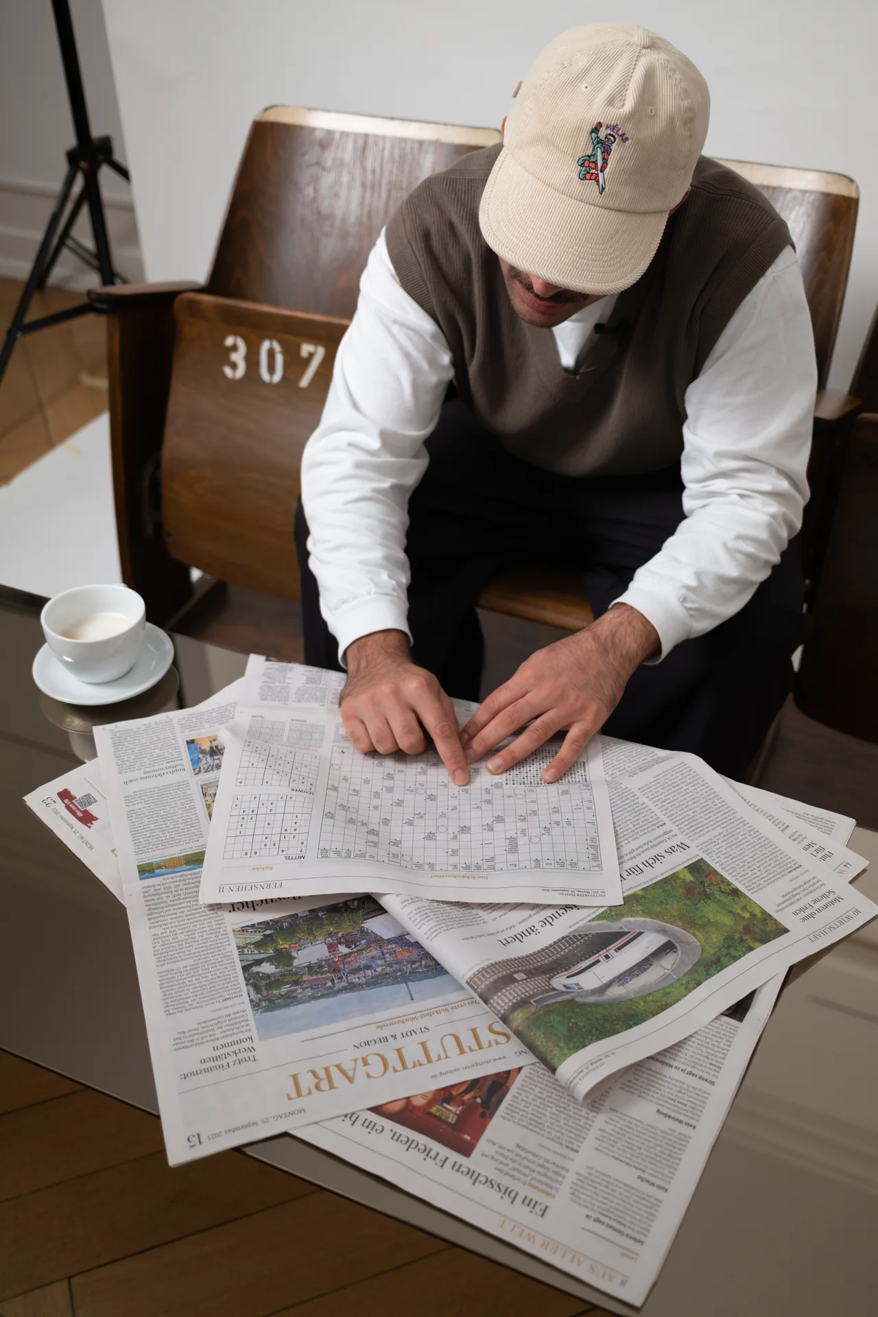 Saeed im puristischen Studio-Set der Stuttgarter Zeitung Haltungskampagne.