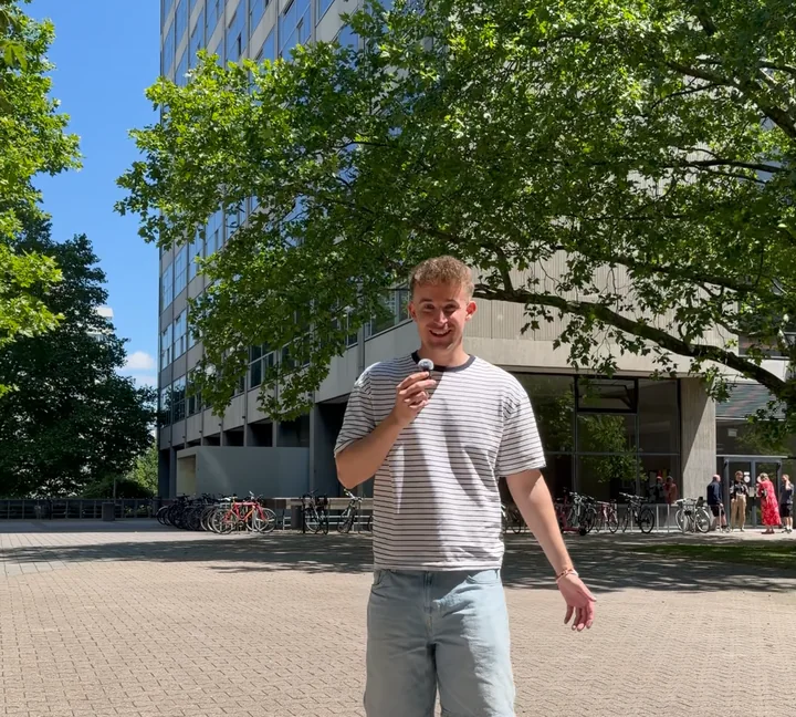 Creator erzählt auf dem Campus der Universität Stuttgart.