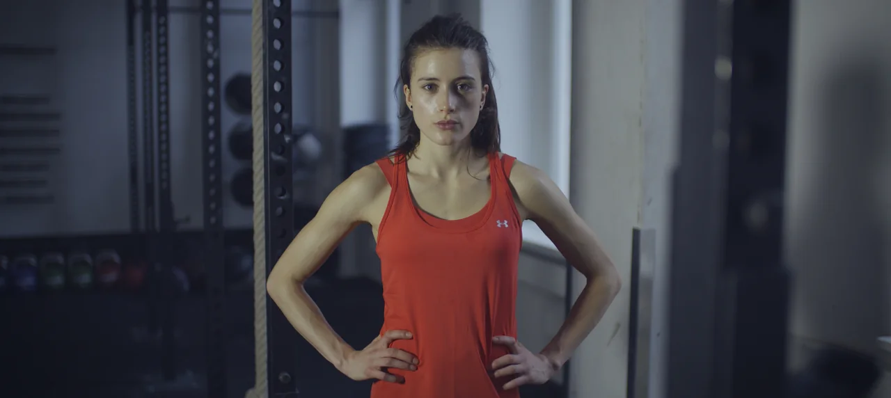 Imke in Under Armour Trainingskleidung im Move Better Trainingsumfeld.