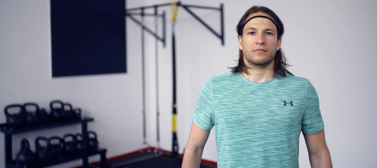 Martin im Trainingsumfeld der Under Armour Move Better Kampagne.