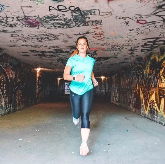 Eine Läuferin beim Training im Tunnel, authentisches Creator-Motiv der LaufMitMir-Challenge.