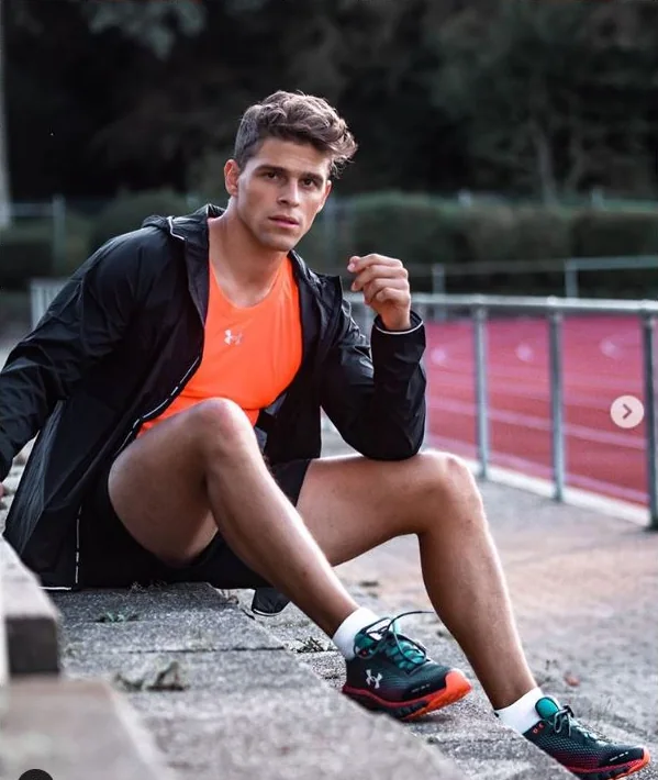 Athlet in Under-Armour-Laufschuhen als Teil der Challenge-Kommunikation.