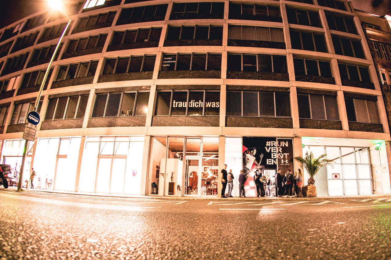 Der #RUNVERBOTEN Pop-Up-Hub am Abend in Berlin