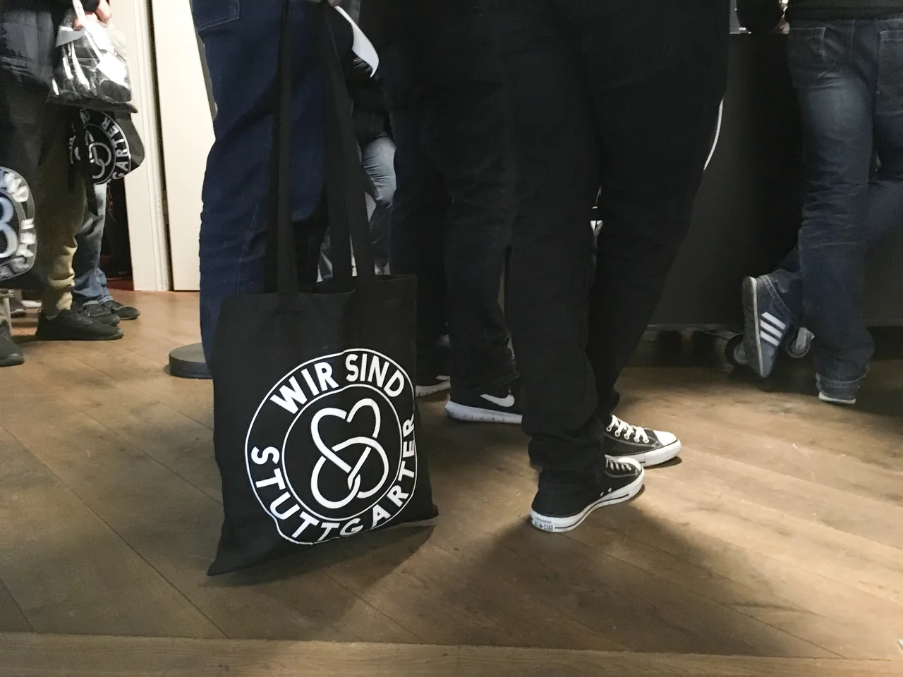 Fan trägt einen #WIRSINDSTUTTGARTER-Beutel in der Stadt.