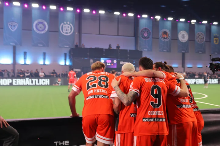 Spieler feiern in der Icon League.
