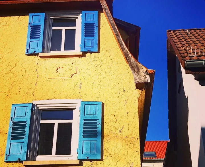 Gelbes Haus mit blauen Fensterläden in Ostfildern