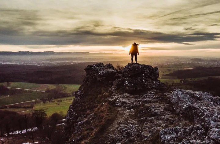Wanderin auf dem Hohenstaufen mit Blick über die Landschaft